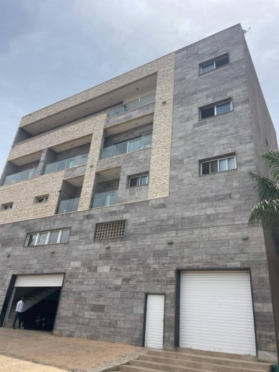 immeuble commercial de 4 étages sur 1 lot avec titre foncier