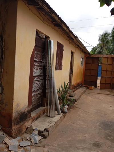 1 lot cloturé bati d'une villa tuilée avec 3 tampons