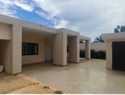 villa 3 chambres sur 1 lot avec titre foncier à 300m des pavés