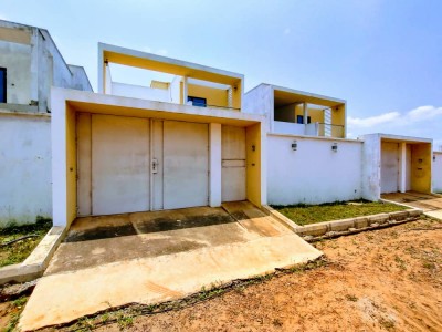 villa duplex 3 chambres sur démi lot avec titre foncier en cours