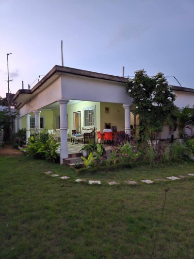 villa 3 chambres sur 1 lot avec titre foncier à 90m du ngoudron