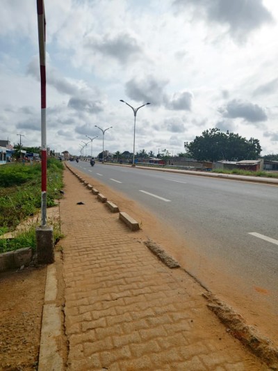 1 lot cloturé avec tampon otr au bord du goudron