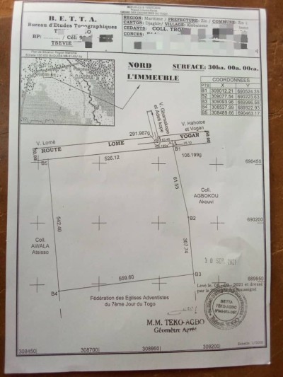 5 lots collés avec 3 tampons au bord du goudron