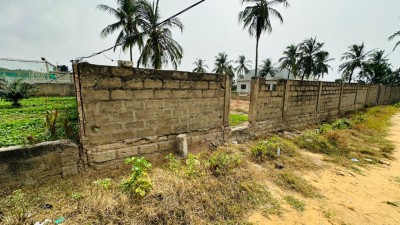 1 lot cloturé" avec titre foncier coté plage