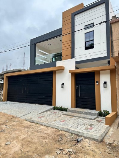 villa de haut standing 5 chambres sur démi lot avec titre foncier