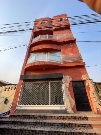 villa de location de chambres et boutiques au bord du goudron