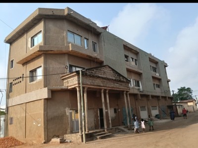 immeuble commercial sur démi lot avec titre foncier en cours