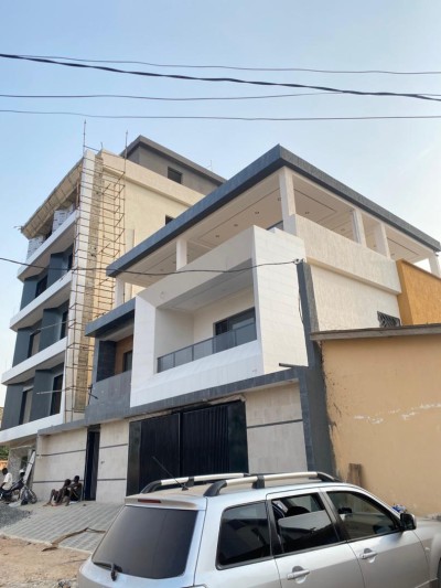 superbe villa triplex 6 chambres sur 3/4 de lot avec titre global