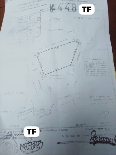 4 lots et démi collés cloturés avec titre foncier à 150m goudron