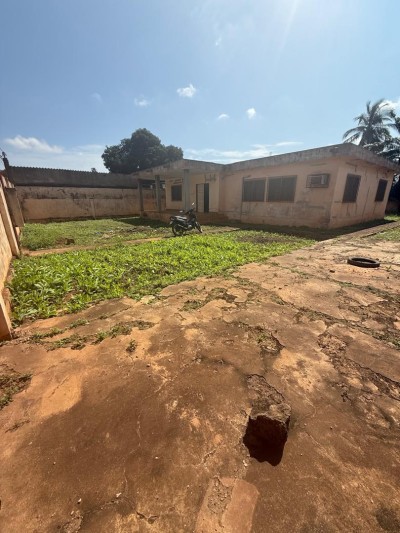 1 lot cloturé avec titre foncier à 20m du goudron
