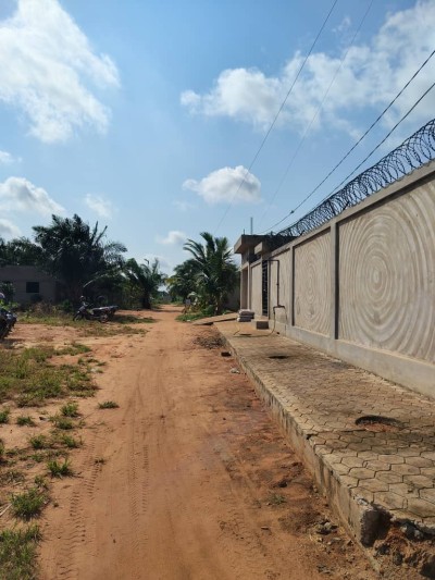 1 lot cloturé avec titre foncier