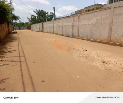 4 lots collés cloturés avec titre foncier à 80m du goudron