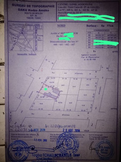 1 lot cloturé avec 3 tampons à 200m du goudron