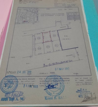 1 lot avec 2 tampons juste dérrière le monument de baguida