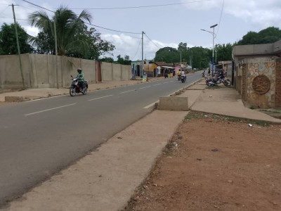 villa dallée 3 chambres sur démi lot avec plan au bord du goudron