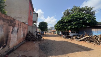 1 lot avec certificat administratif à 100m du goudron caisse