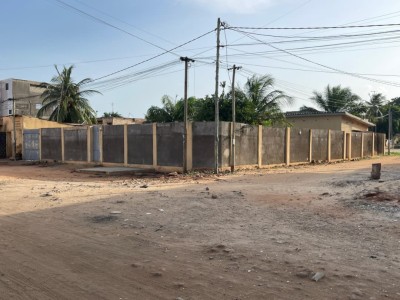1 lot cloturé avec plan visé à 300m du goudron
