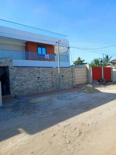 magnifique villa 4 chambres sur démi lot avec titre foncier