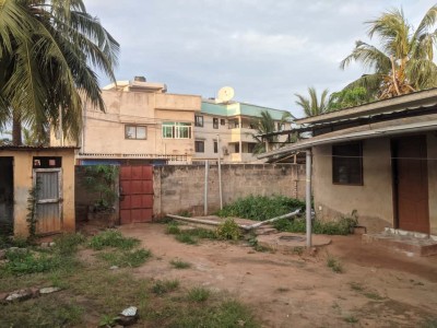démi lot cloturé avec titre foncier + vieille construction