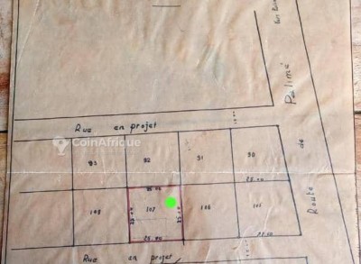 1 lot cloturé avec 1 tampon à 40m du goudron
