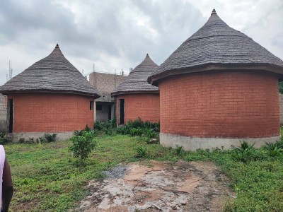 hotel en Bungalow  inachévé sur 4 lots à 1km du goudron