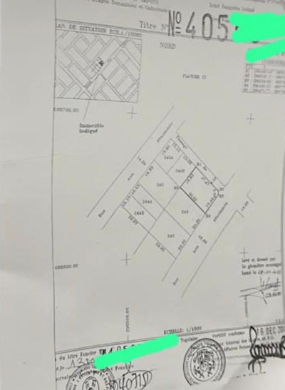 1 lot cloturé avec titre foncier + 3 boutiques