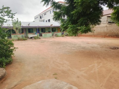 1 lot cloturé avec titre foncier + 6 chambres
