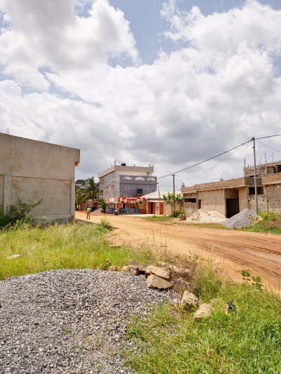 démi lot avec titre foncier global à 280m du goudron