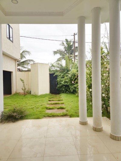 belle villa duplex 5 chambres sur démi lot avec titre foncier