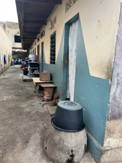 démi lot cloturé avec titre foncier + 5 chambres salon