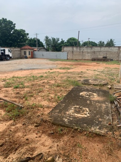 2 lots cloturés avec titre foncier au bord du goudron