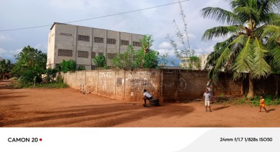 1 lot cloturé avec titre foncier
