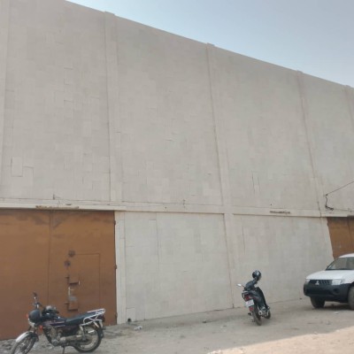 grand entrepot de stokage de 20 conténeurs sur 3/4 lot