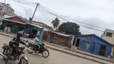 2 lots 1/4 collés cloturés avec titre foncier au bord des pavés
