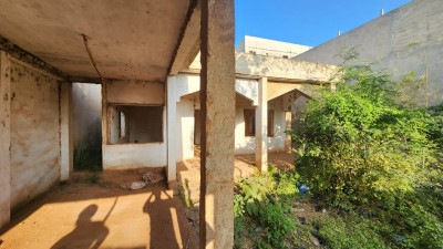 villa dallée inachévée de 3 chambres sur démi lot