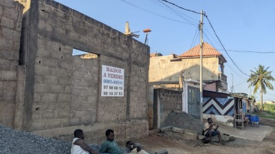 villa 4 chambres inachévée sur démi lot avec titre en cours