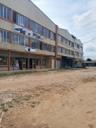 grand entrepot  de 1800m2 avec titre  au bord du goudron