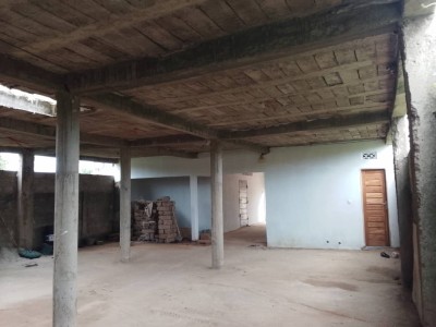 magasin sur démi lot au bord du goudron