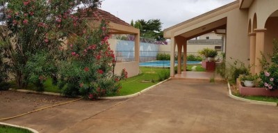 Villa haut standing 5 chambres +piscine en location-Vente dans la cité OUA