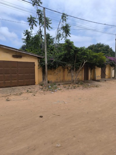 1 lot cloturé avec titre foncier + vieille maison à 300m du goudron