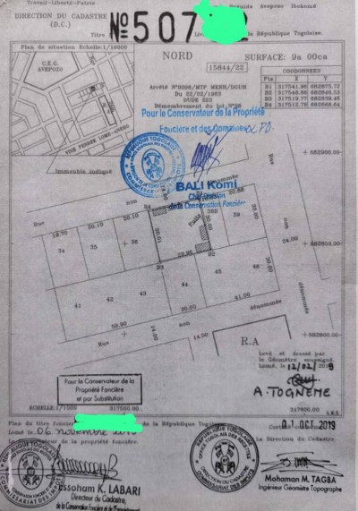 1 lot et démi cloturé  avec titre foncier à 150m du goudron
