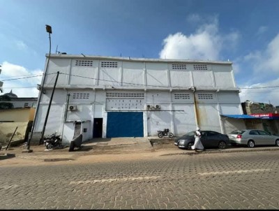 Entrepot magasin sur 1 lot et démi avec titre foncier