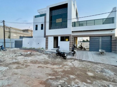 sublime villa triplex 5 chambres sur 3/4 de lot + titre foncier