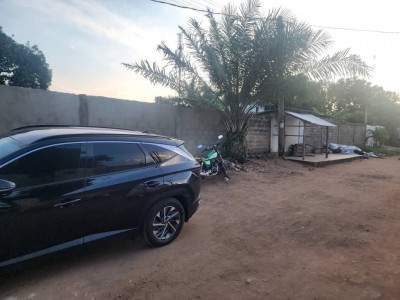 2 lots collés cloturés avec titre foncier à 100m du goudron