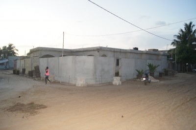 .villa dallée 3 chambres inachévée sur démi lot avec 3 tampons