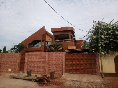 Superbe villa de 4 chambrres sur 1 lot avec titre foncier