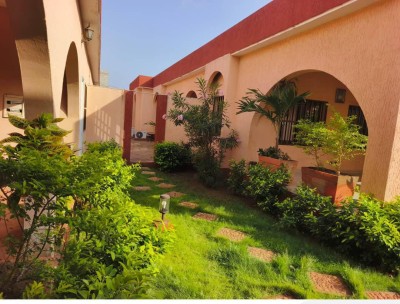 Belle villa de 4 chambres sur 1 lot avec 3 t. au bord du goudron