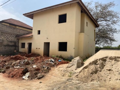 villa inachévée de 4 chambres sur démi lot dans la cité mokpokpo