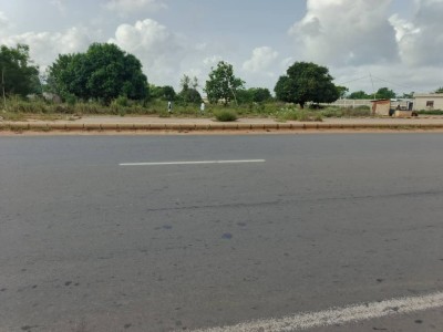 3 lot et 3/4 collés avec titrte foncier au bord du Boulevard