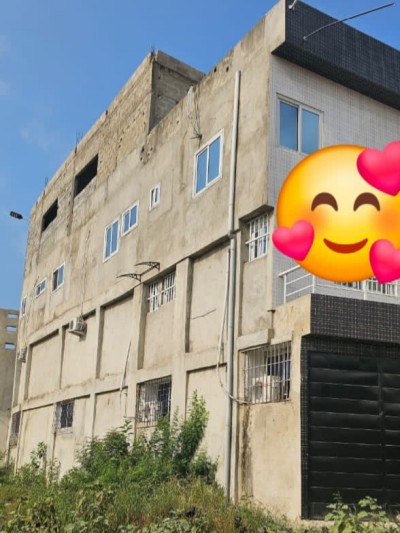 un grand immeuble sur démi lot avec titre foncier global